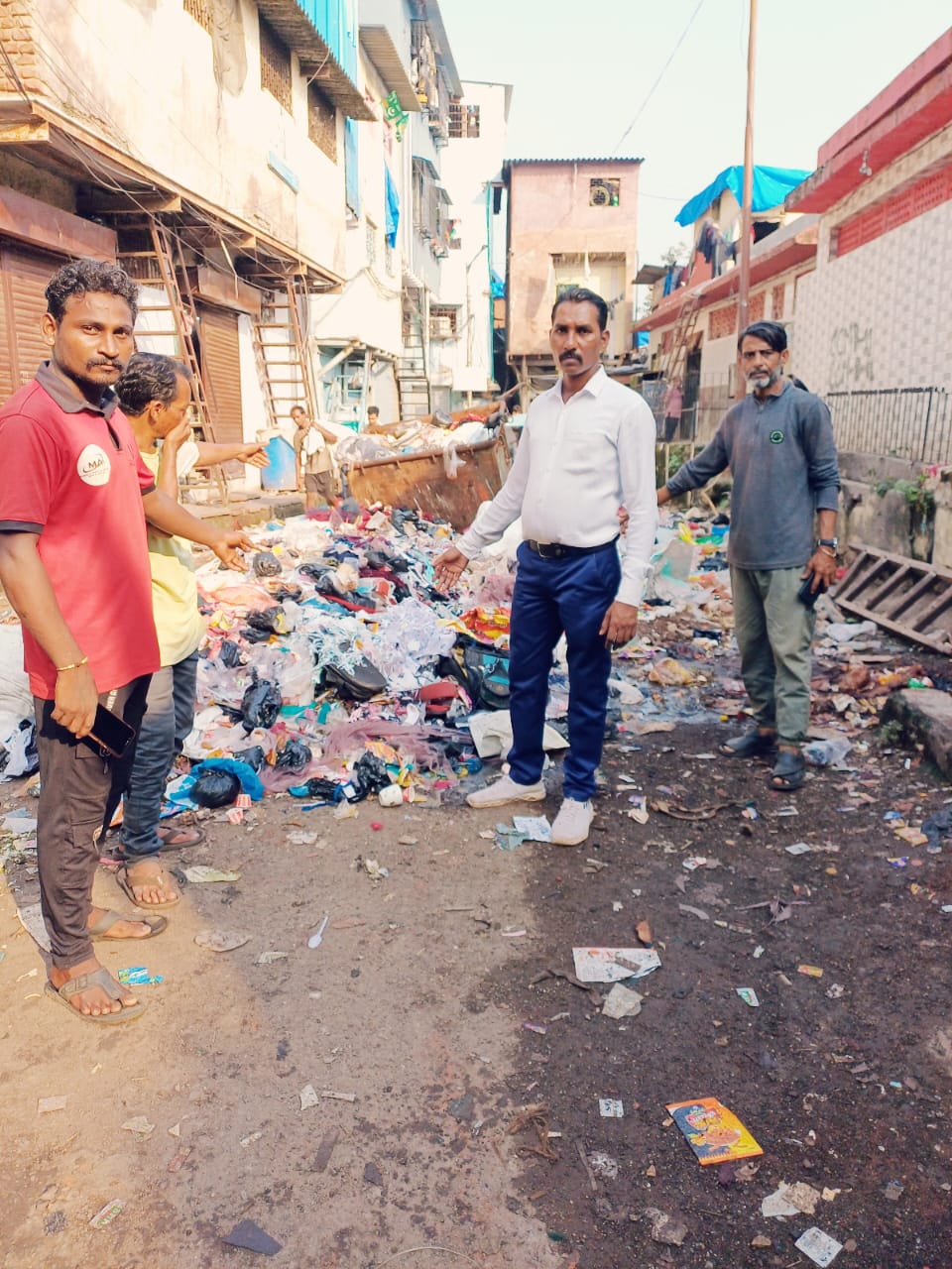 धारावी में बढ़ती गंदगी पर प्रकाश डालते हुए महास्वराज पार्टी के अल्पसंख्यक मोर्चा के मुंबई अध्यक्ष श्री नौशाद क़ुरैशी।